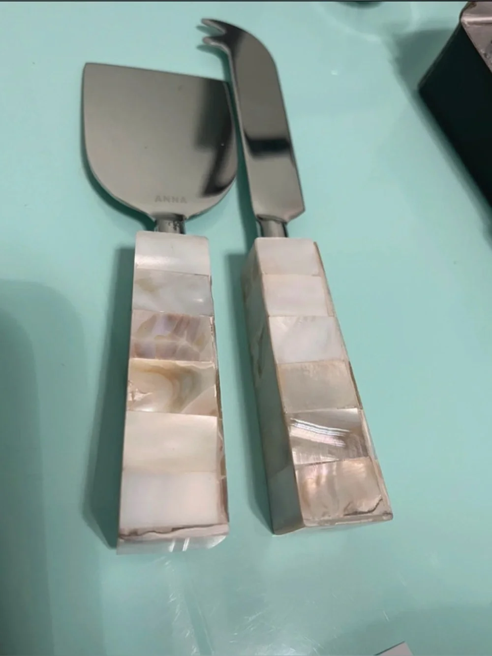 ANNA Mother-of-Pearl Handle Cheese Knife Set - Iridescent White and Cream